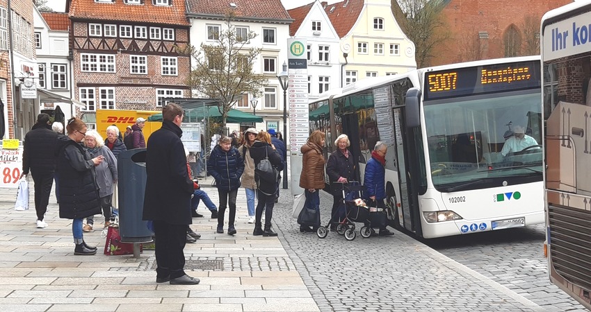 Bushaltestelle Am Sande - von vielen gern genutzt, gerade auch von Menschen mit Rollator oder mit schweren Einkaufstaschen. Foto: Lüne-Blog.