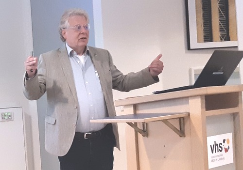 Christian Popp, Lärmkontor, beim Vortrag am 24.05.2023 in der VHS Lüneburg. Foto: Lüneburg mobil 2030.