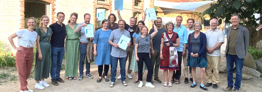 23.06.2023: Netzwerk Treffen in Salderatzen - Teilnehmeri:nnen Gemeinwohl Ökonomie im Wendland erhalten Zertifikate. Foto: Landkreis Lüchow-Dannenberg.