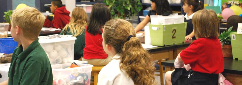 Schüler:innen im Klassenzimmer. Foto: hollydornak, Pixabay.