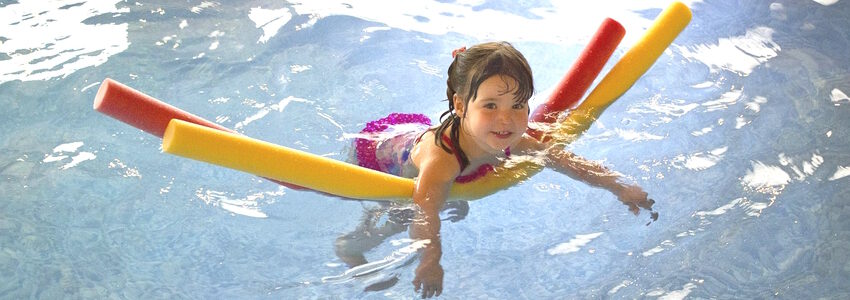Badendes Mädchen im Wasser. Foto: platinumportfolio, Pixabay.