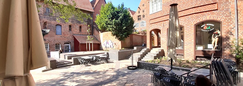 Glockenhof Lüneburg: Blick vom Café im Glockenhof auf die neue Bühne. Foto: Lüne-Blog.