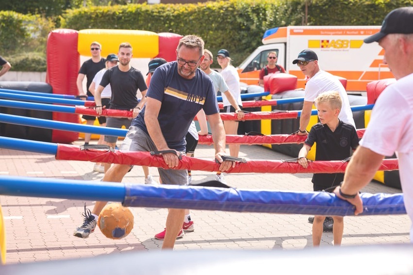 Heideblütenfest 2022: Menschen-Kickerturnier. Foto: Victoria Glaser.