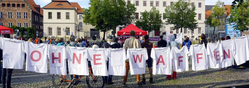 Foto: Friedensbündnis Lüneburg. "Frieden schaffen - ohne Waffen" Unter dieser Forderung veranstaltete das Friedensbündnis am Antikriegstag, 1. September 2023, eine Kundgebung auf dem Marktplatz Lüneburg.