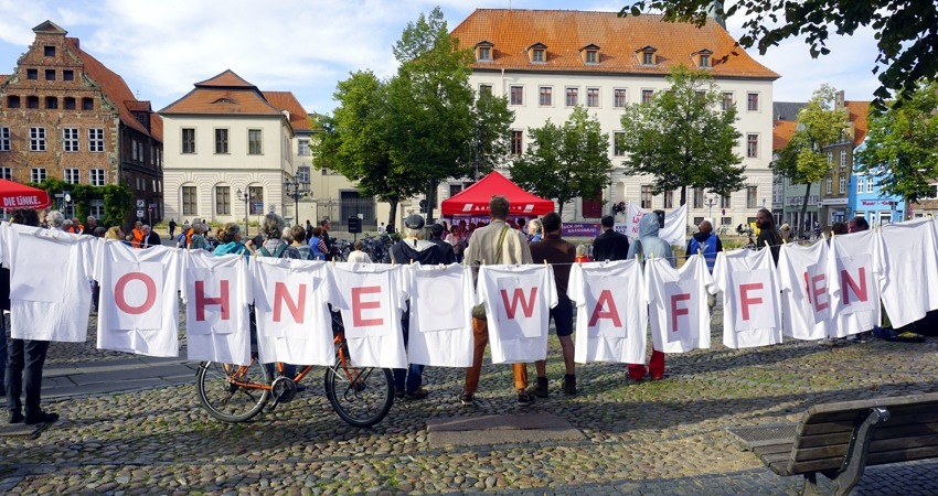 Foto: Friedensbündnis Lüneburg. "Frieden schaffen - ohne Waffen" Unter dieser Forderung veranstaltete das Friedensbündnis am Antikriegstag, 1. September 2023, eine Kundgebung auf dem Marktplatz Lüneburg.