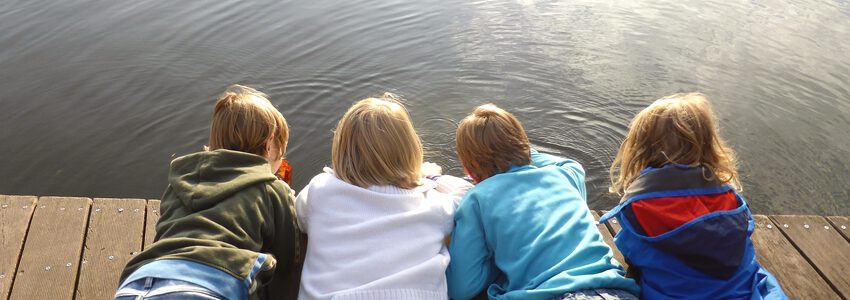Kinder am See. Foto: Esther Merbt, Pixabay.