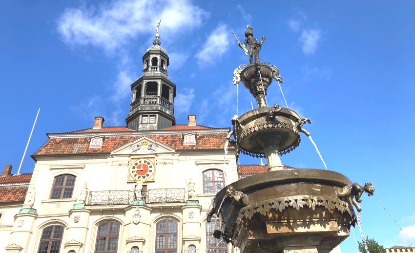 Foto: Hansestadt Lüneburg. Immer wieder büßt Luna ihren Bogen ein. Die Stadt wird Pfeil und Bogen künftig in unregelmäßigen Abständen erneuern und hofft, dass dem Diebstahl weniger Aufmerksamkeit zuteil wird.