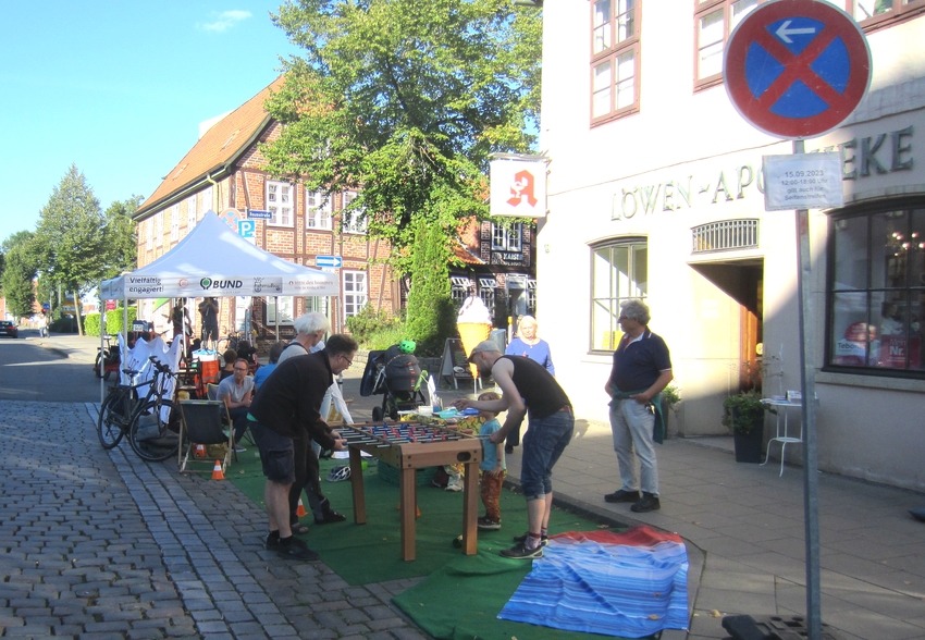 Viel Platz für Menschen - sonst nur von drei Autos besetzt. Parking Day 2023, Lüneburg, Bardowicker Straße. Foto: VCD Elbe-Heide.