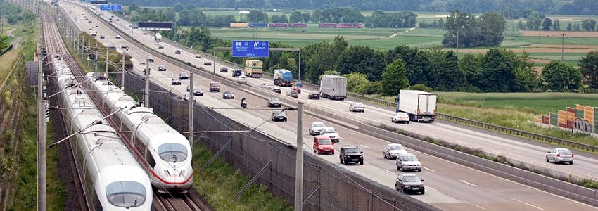 Foto: Deutsche Bahn AG/Petra Schwaiger. ICE-Schnellfahrstrecke Frankfurt-Köln neben der Autobahn A3 bei Frankfurt.