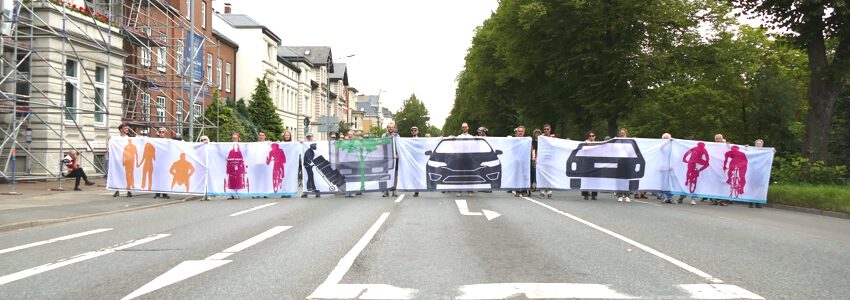 Foto: Markus Zender. VCD Elbe-Heide: Mehr Platz für Fuß- und Radverkehr in der Schießgrabenstraße. Variante 2: Gesicherte Radspur auf beiden Seiten, dazwischen zweispurig der Autoverkehr und eine Ladezone.