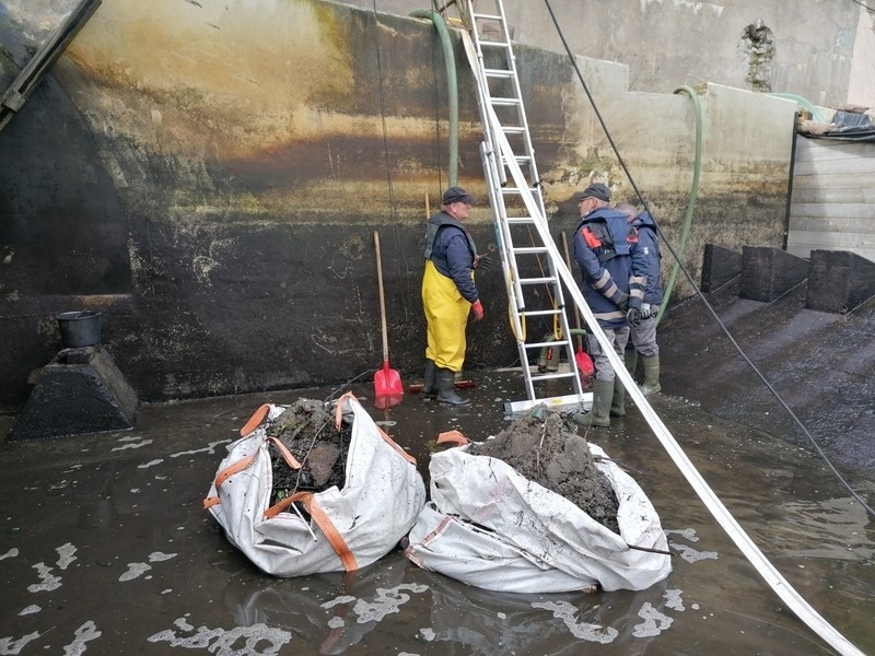 Bei der Trockenlegung des Wehrs Lüchow wurde mülldurchsetzter Schlamm in Säcken gesammelt. Foto: NLWKN.