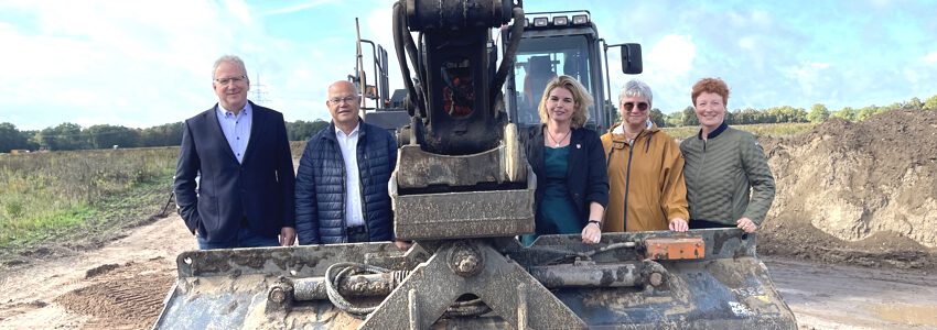 Foto: Hansestadt Lüneburg. Freuen sich, dass es jetzt losgeht mit der Erschließung im Neubaugebiet „Am Wienebütteler Weg“. Von links: AGL-Geschäftsführer Lars Strehse, Avacon Natur-Geschäftsführer Alfred Schaper, Lüneburgs Oberbürgermeisterin Claudia Kalisch, Stadtbaurätin Heike Gundermann und Fachbereichsleiterin Tiefbau und Grün, Uta Hesebeck. 