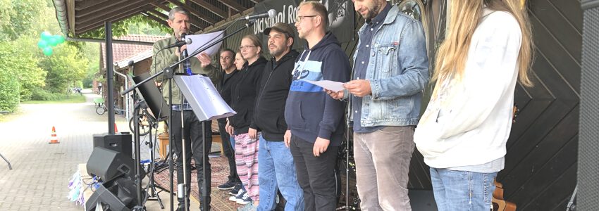 Einrichtungsleiter Wolfgang Glauser (mit Mikro) gratuliert der Bockum Band zum 10-jährigen Bestehen. Foto: Ute Bruckart.