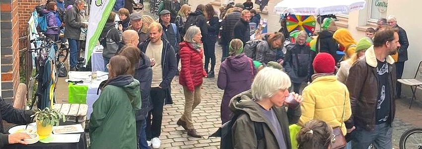 Katzenstraßenfest am 22. Oktober 2023: Entspanntes Treiben. Foto: Markus Wohlfahrt.