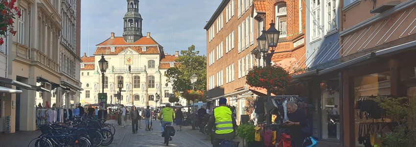 Markttag in Lüneburg. Blick aufs Rathaus. Foto: Lüne-Blog.