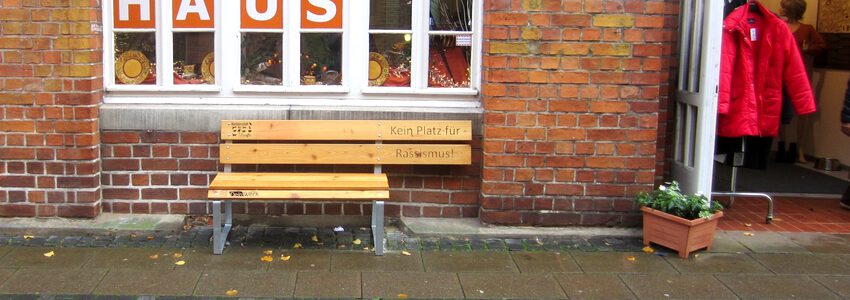 Kein Platz für Rassismus. Bank vor dem Zeughaus in der Katzenstraße. Foto: Lüne-Blog, J. Korn.