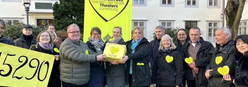 Übergabe der Unterschriften für den Erhalt des Theaters als Drei-Spartenhaus an Erste Kreisrätin Yvonne Hobro und Oberbürgermeisterin Claudia Kalisch am 16.11.2023. Foto: Landkreis Lüneburg.