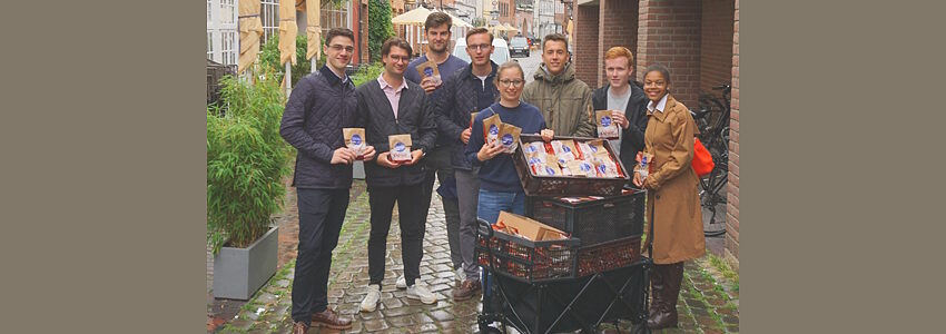 Brötchen-Verteil-Aktion: Bauseneick mit Mitglieder der Jungen Union Lüneburg am 1. Juli 2023. Foto: Büro Anna Bauseneick.