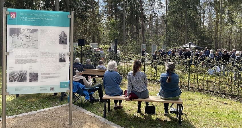 Foto: Hansestadt Lüneburg. Einweihung des Ehrenfriedhofs am 23.04.2023 mit neuer Infotafel links.