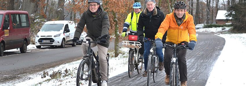 Unterwegs bei der Einweihung des Radwegs Brockwinkler Weg, 30.11.2023. Foto: Gemeinde Reppenstedt.