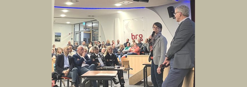 Erste Kreisrätin Yvonne Hobro (2.v.r) erläutert gemeinsam mit Landrat Jens Böther (r.) Bürgerinnen und Bürgern die Pläne für die Flüchtlingsunterkunft in Scharnebeck. Foto: Landkreis Lüneburg