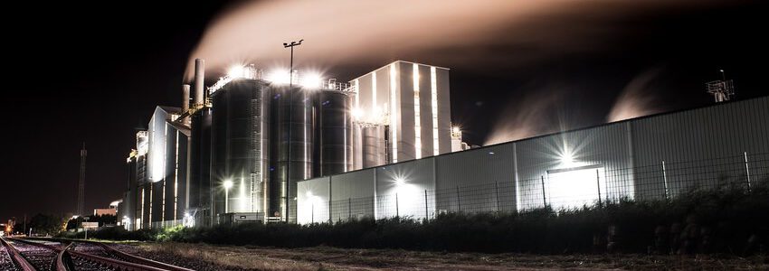 Fabrik in der Nacht mit aufsteigendem Rauch. Foto: Skitterphoto, Pixabay.