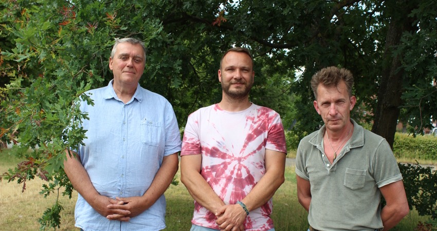 Foto: Landkreis Lüneburg. Die Hornissenbeauftragten des Landkreises im August 2023 - von links: Frank Thies, Martin Perten und Mirko Döpper.