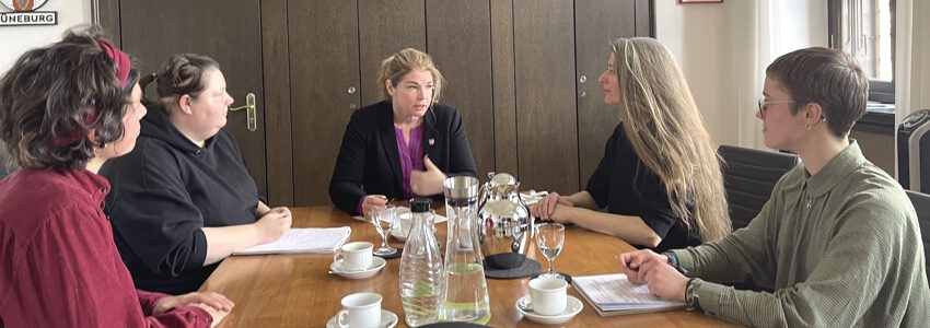 Foto: Hansestadt Lüneburg. OB Claudia Kalisch im Gespräch mit Aktivist*innen der Letzten Generation im März 2023.