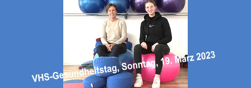 Foto: VHS. VHS-Gesundheitstag am 19.03.2023. Wiebke Dedow und Freiwilligendienstleistende Julie Schell als Verantwortliche freuen sich auf die Gäste.