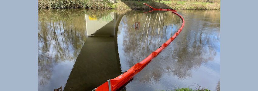 Gewässerverunreinigung auf der Ilmenau. Foto: Hansestadt Lüneburg.