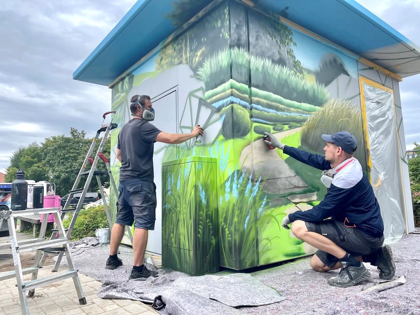 Graffiti-Künstler von Dosenfutter gestalten im Juli 2023 die Toilette am Reichenbachplatz. Foto: Hansestadt Lüneburg.