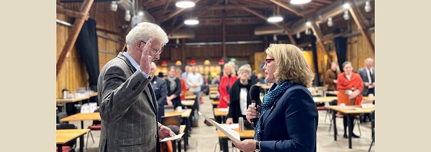 OB Claudia Kalisch vereidigt Wolfgang Güth als neuen Ortsvorsteher von Häcklingen. Ratssitzung am 8.11.2023. Foto: Hansestadt Lüneburg.
