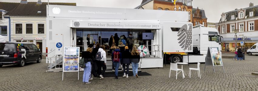 Infomobil des Deutschen Bundestags, Husum 2023. Foto: Thomas Imo / photothek.