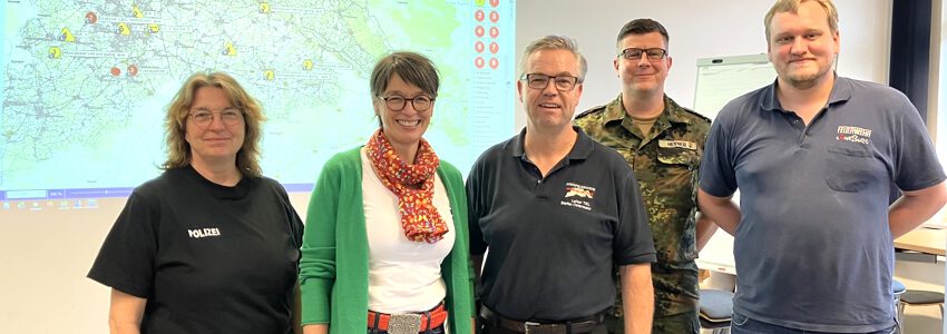 Der Katastrophenschutz-Stab im Landkreis: Antje Freudenberg (Polizei), Yvonne Hobro (Erste Kreisrätin und Leiterin Katastrophenschutzstab), Stefan Ostermann (Feuerwehr), Marco Heyner (Kreisverbindungskommando) sowie Peer Henze (Feuerwehr). Foto: Landkreis Lüneburg.