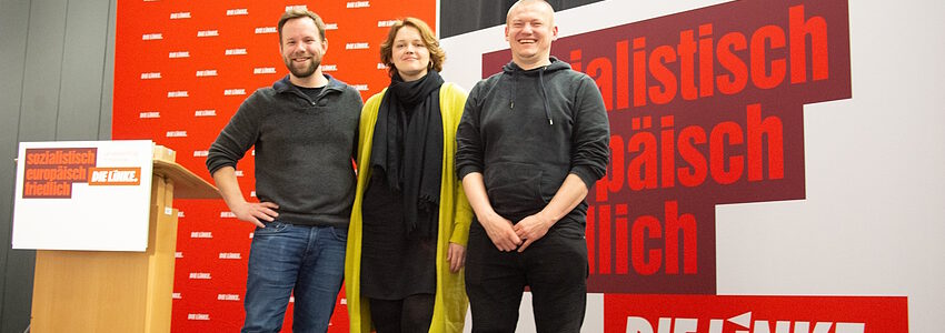 Foto: DIE LINKE. Lüneburger im Landesvorstand von DIE LINKE Niedersachsen. Von links: Thorben Peters, Marianne Esders, Christoph Podstawa bei der Wahl in den Landesvorstand Niedersachsen am 12. März 2023.