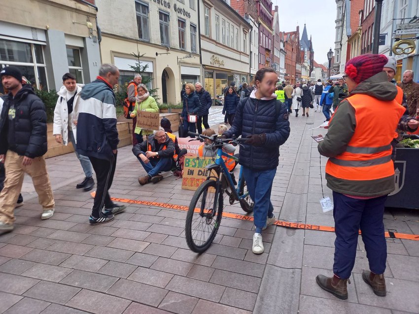 Aktion der "Letzten Generation" am 16.12.2023, Große Bäckerstraße Lüneburg. Ffoto: Letzte Generation.