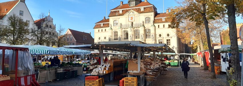 Marktplatz Lüneburg. Jeden Mittwoch und Samstag findet vor dem Rathaus der Wochenmarkt statt mit einem reichen Angebot. Foto: Lüne-Blog.
