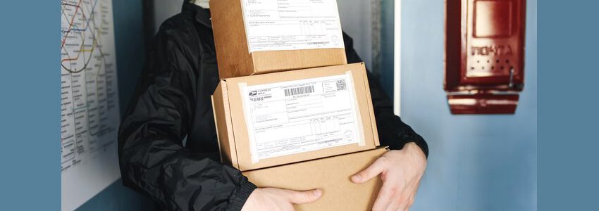 Paketbote mit Paketen. Foto: romeosessions, Pixabay.