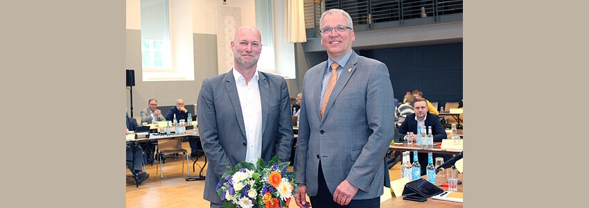 Rainer Müller (links) und Jens Böther beim Kreistag am 2. Mai 2023. Foto: Landkreis Lüneburg