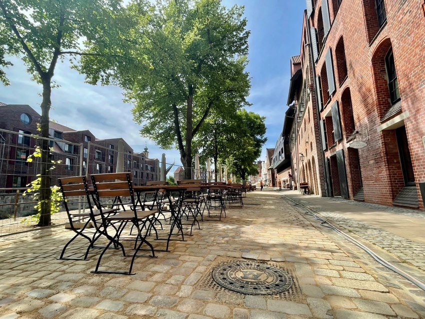 Anfang Juni 2023 wird die umgebaute Salzstraße am Wasser wieder für den Verkehr freigegeben. Foto: Hansestadt Lüneburg