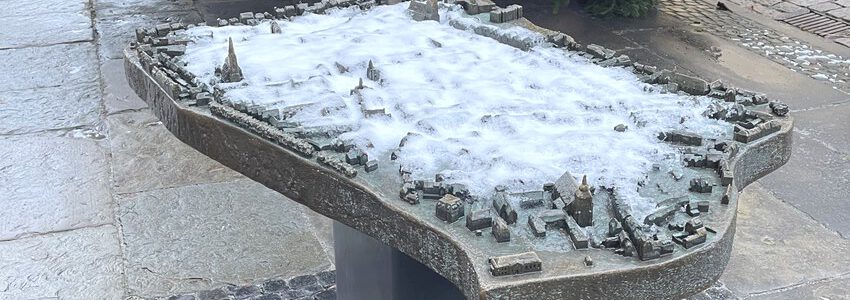 Schnee auf dem Stadtmodell Lüneburg. Foto: Hansestadt Lüneburg.