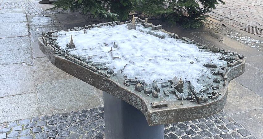 Schnee auf dem Stadtmodell Lüneburg. Foto: Hansestadt Lüneburg.