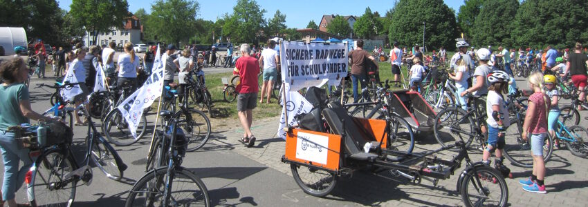 Sülzwiesen Lüneburg. Treffpunkt bei der Kidical Mass 2022. Foto: Lünepedia - https://www.luenepedia.de/wiki/Datei:Kidical_Mass_Sülzwiesen_2022.jpg