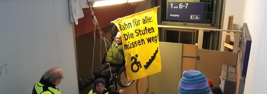 Foto: Lüneburg Barrierefrei. Fahrstuhl-Aktion am 16.01.2024.