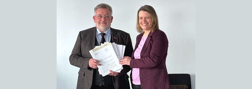 Foto: Handwerkskammer. Kultusministerin Julia Willie Hamburg überreicht Bewilligungsbescheide in Höhe von knapp über 11 Millionen Euro an Kammerpräsident Detlef Bade am 11.01.2024.
