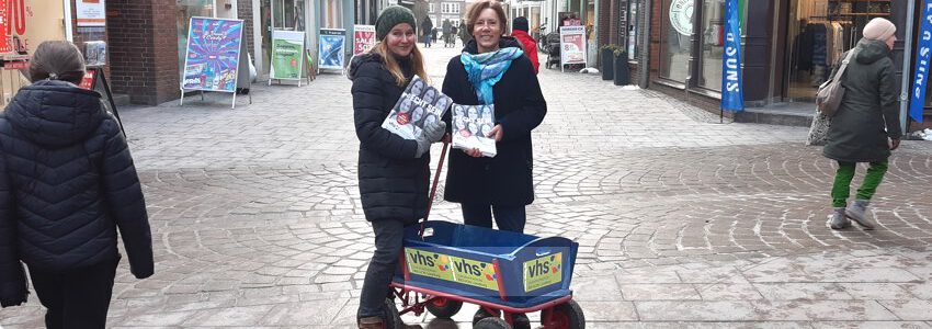 Unterwegs mit dem neuen VHS-Programm in der Großen Bäckerstraße. - 10.01.2024, Foto: Lüne-Blog.