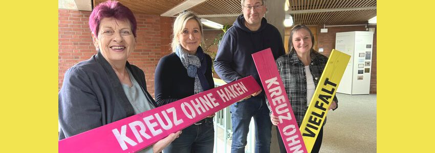 Foto: D. Drazewski/Landkreis DAN. Mitglieder der Initiative "beherzt" übergeben Landrätin Dagmar Schulz die Kreuze. Von links: E. Scherwinsky, D. Schulz, D. Freudenthal, B. Beenen.