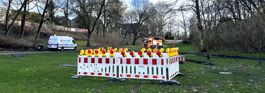Foto: Hansestadt Lüneburg. Die AGL entdeckte bei Kanalarbeiten einen Hohlraum im Liebesgrund und sperrte die betroffene Fläche ab (Februar 2024).