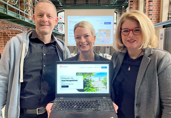 Foto: Hansestadt Lüneburg. Mit dem neuen Karriereportal wollen Personaldezernent Matthias Rink, Stefanie Gödecke, Leiterin des Bereichs Personalservice und Lüneburgs Oberbürgermeisterin Claudia Kalisch potentielle Bewerber:innen künftig noch besser erreichen.