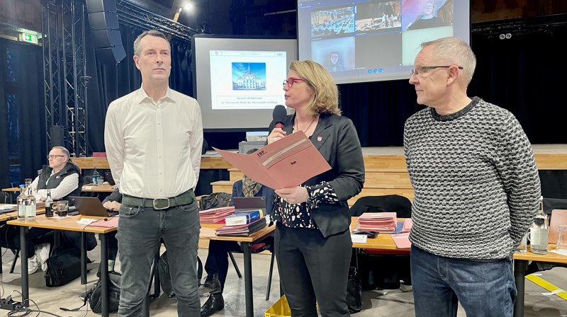 Fotos Hansestadt Lüneburg. Lüneburgs Oberbürgermeisterin Claudia Kalisch vereidigt als neue Ratsmitglieder der Fraktion Bündnis 90/Die Grünen Friedhelm Feldhaus (links) und Jörn-Christian Manzke (rechts).